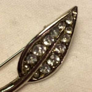 Long-Stemmed Leaf Pin